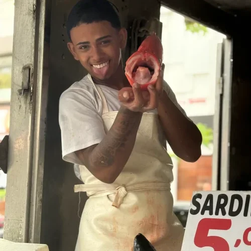 Venta de peixe fresco na feira de Ipanema. - Food tour